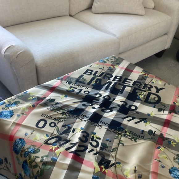 Limited edition Burberry scarf NWOT…beautiful ❤️❤️❤️ - Picture 4 of 16